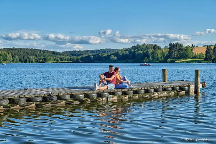 Neben den üblichen Bade- und Wassersportmöglichkeiten befinden sich hier die Indoorhalle Jump & Climb mit Kletterpark, Labyrinth und Trampolinhalle